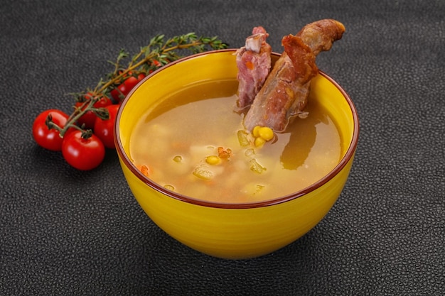 Sopa de guisantes con costillas