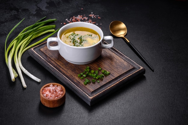 Sopa de guisantes frescos en un tazón sobre fondo negro Cocinar en casa