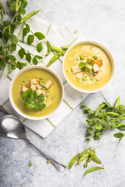 Sopa de guisantes con guisantes.