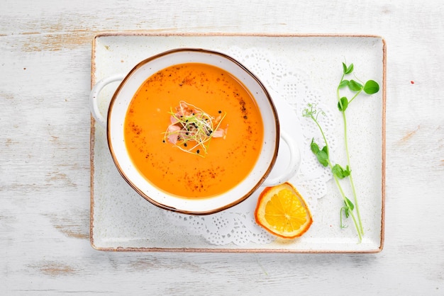 Sopa de guisantes En el plato Estilo rústico Vista superior Espacio libre para su texto