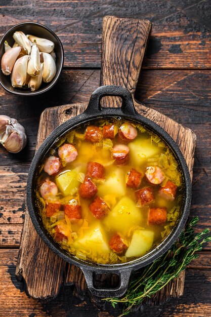 Foto sopa de guisantes con salchichas ahumadas en una sartén