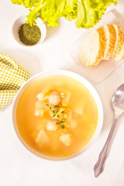 Sopa de guisantes en un tazón blanco con hierbas. Vista superior.