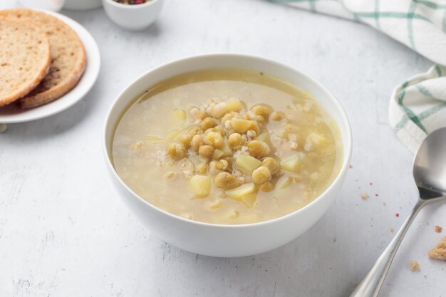 Sopa de guisantes verdes en un tazón blanco grande