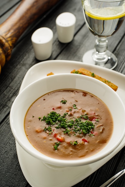 Sopa gulash con frijoles, pimientos y picatostes de ajo.