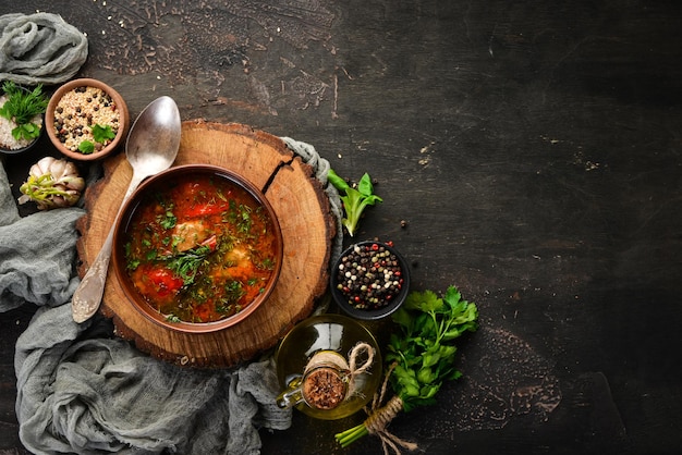 Sopa harcho con carne y tomates Cocina ucraniana Vista superior Espacio libre para su texto Estilo rústico