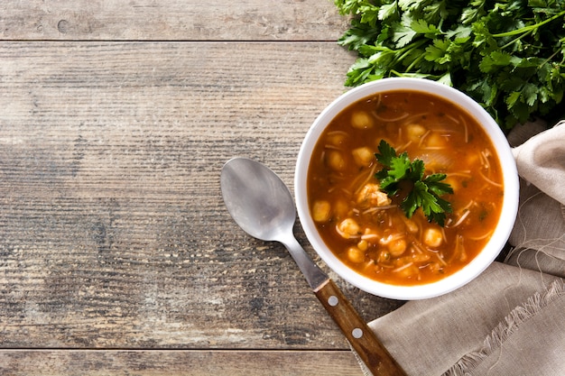 Sopa Harira en un tazón sobre mesa de madera, comida típica marroquí