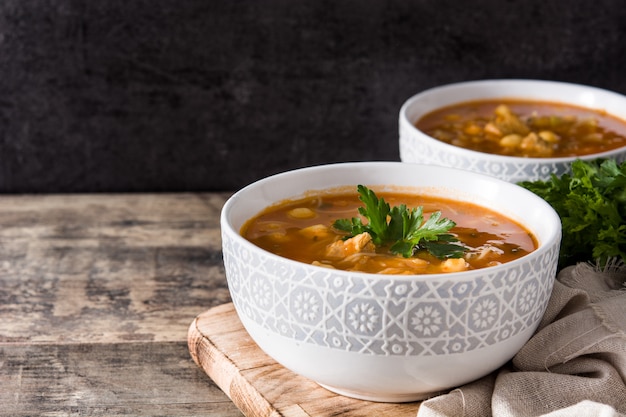 Sopa Harira en un tazón sobre mesa de madera, comida típica marroquí