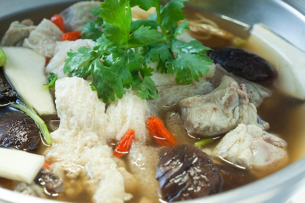 sopa de hongo de bambú en la olla de plata, los alimentos tailandeses