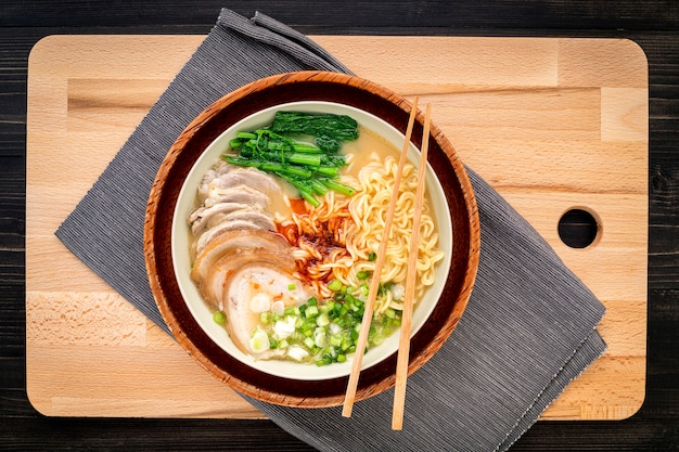 Sopa de hueso de cerdo con fideos ramen asiático