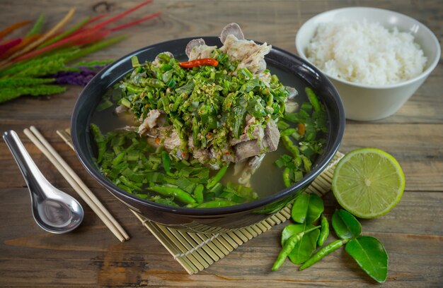 Sopa de hueso de cerdo hervido con sabor picante. Sopa picante de costilla de cerdo amarga y picante. TOM ZAP