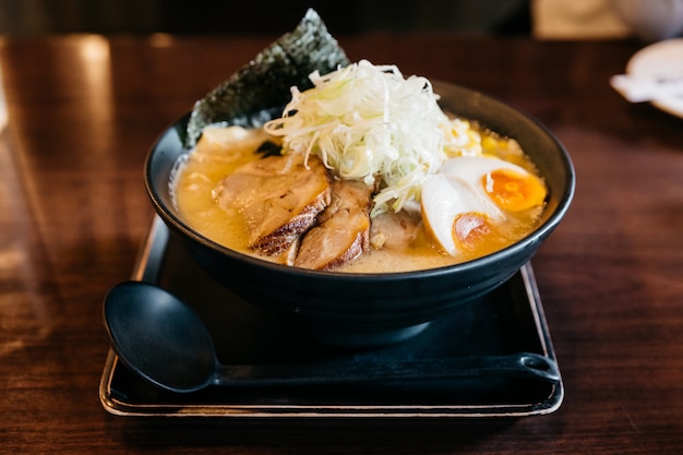 Foto sopa de hueso de cerdo de ramen (tonkotsu ramen) con cerdo de chashu