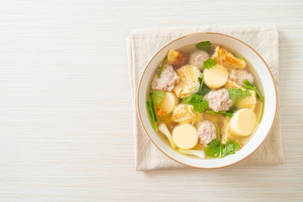 sopa de huevo frito o sopa de tortilla con carne de cerdo picada