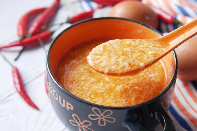 Sopa de huevo tradicional china con chile y huevo en la mesa