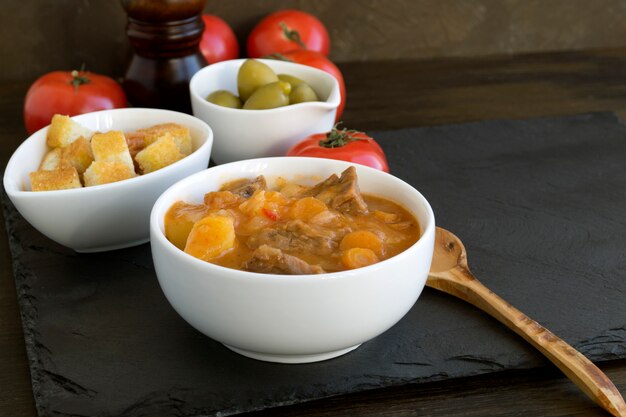 Sopa húngara espessa, o goulash. no fundo escuro.