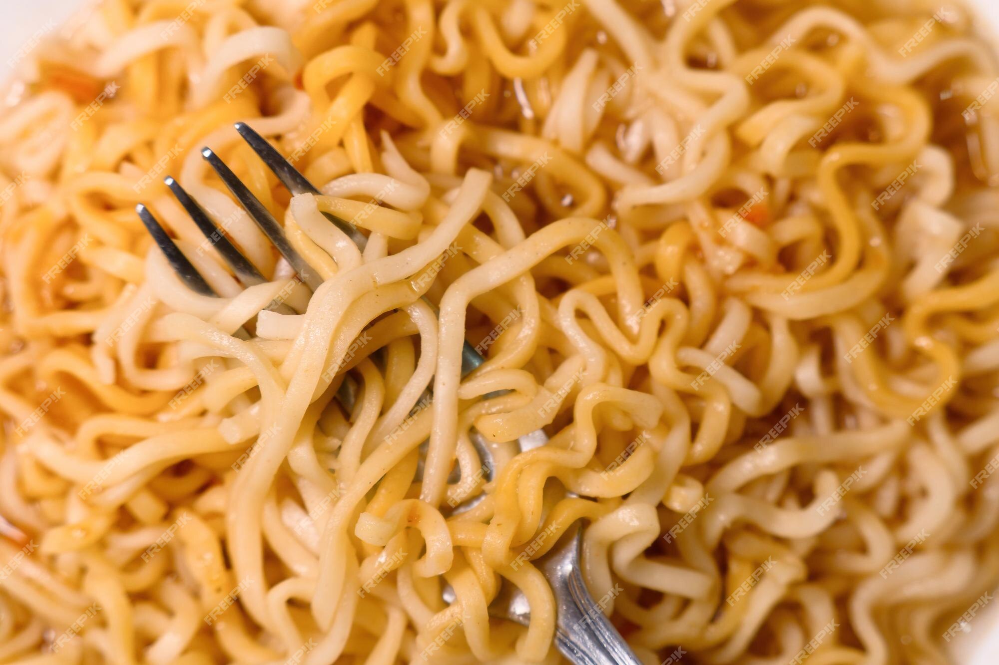 Sopa instantánea como maruchan con tenedor | Foto Premium