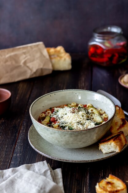 Sopa italiana de minestrone.