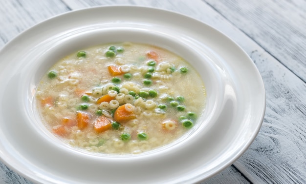 Sopa italiana de pasta de pollo con parmesano