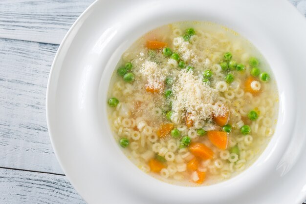 Sopa italiana de pasta de pollo con parmesano