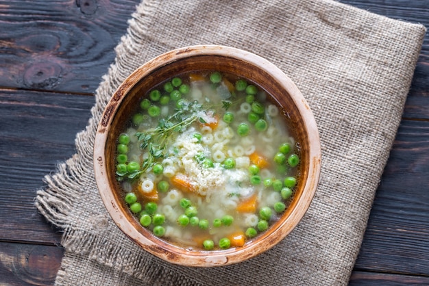 Sopa italiana de pasta de pollo con parmesano