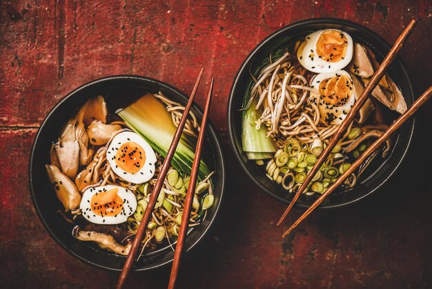 Sopa japonesa de Ramen com frango e cogumelos shiitake em tigelas