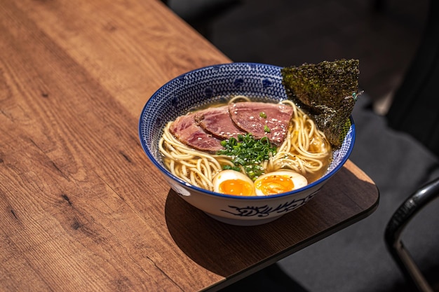 Foto sopa japonesa de fideos ramen con pastrami de carne de res