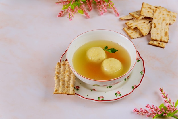 Sopa judía de bolas de matzá para la Pascua.