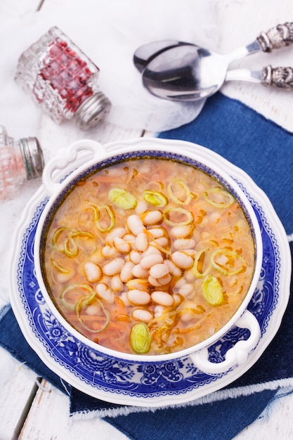 Sopa de judías blancas y puerros.