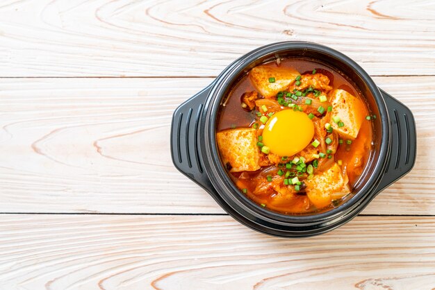 Sopa Kimchi com Tofu e Ovo