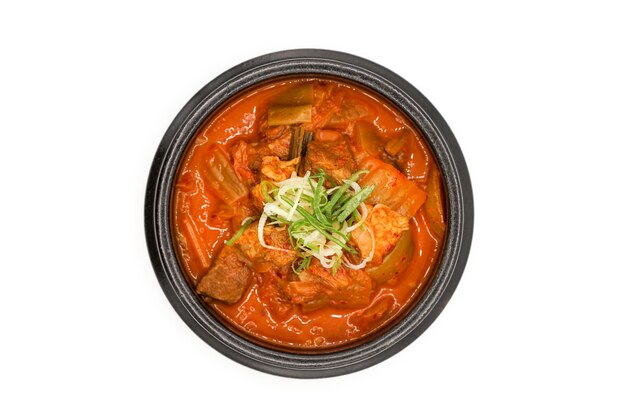 Sopa kimchi isolada na tigela de pedra preta