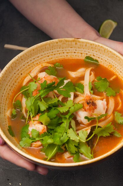 Foto sopa laksa asiática com macarrão e frutos do mar