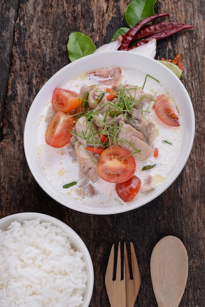 Sopa de leche de coco de estilo tailandés con pollo, (Tom Kha Gai)