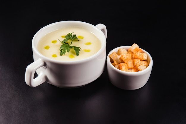 Sopa de leche con galletas sobre un fondo negro