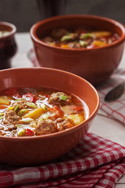 Sopa De Lentejas En Cuencos Con Albóndigas