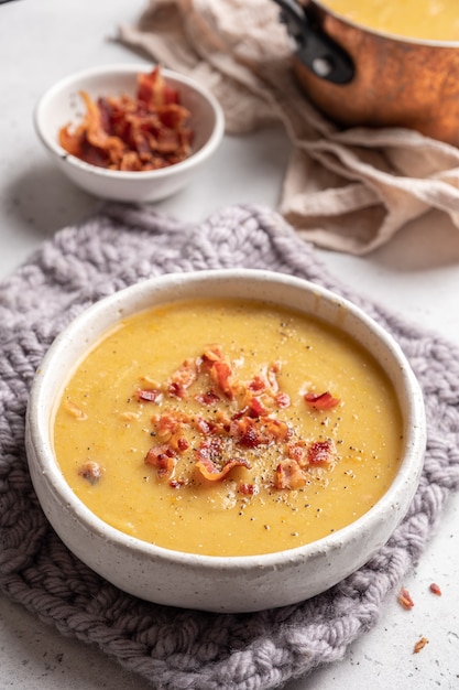 Sopa de lentejas y guisantes decorar con tocino y costillas de cerdo