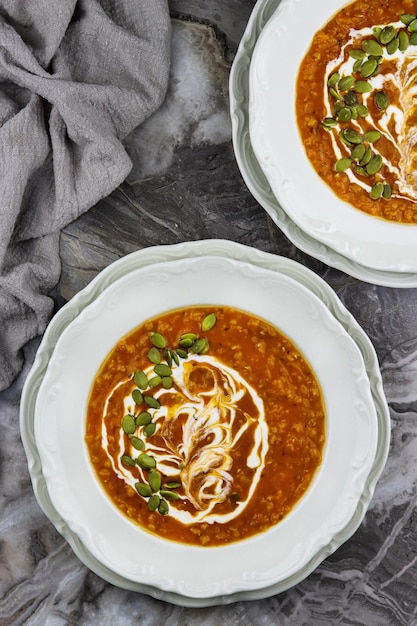 Sopa de lentejas. Plato tradicional turco con lentejas rojas, cebollas y zanahorias. Sopa de verduras picante.