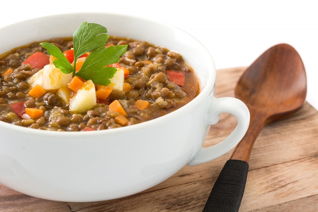 Sopa de lentejas en un recipiente aislado