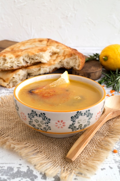 La sopa de lentejas rojas con pan árabe.