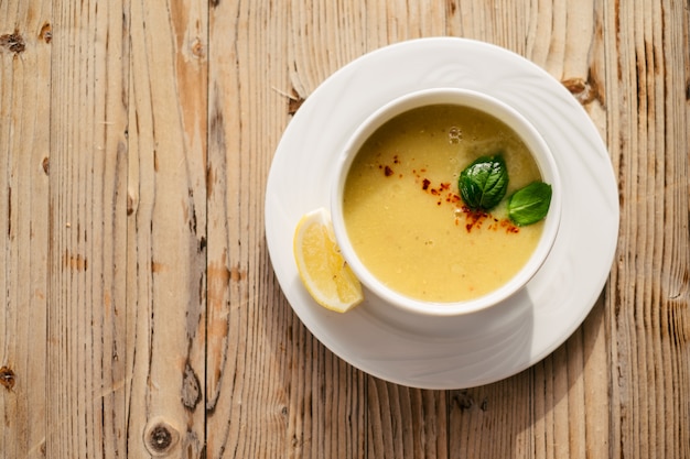 Foto sopa de lentejas servida sobre la mesa en restaurante turco