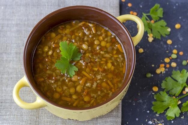 Foto sopa de lentejas turca tradicional. sopa vegetariana casera con lentejas, hierbas y especias. comida comfortable.