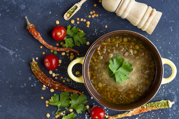 Sopa de lentejas turca tradicional. Sopa vegetariana casera con lentejas,