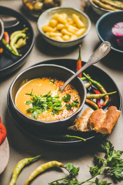 Sopa de lentejas turcas Mercimek con perejil en tazón negro