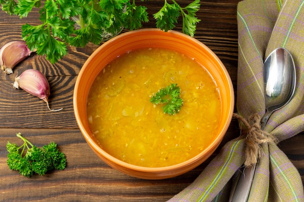 Sopa de lentejas con verduras en un tazón