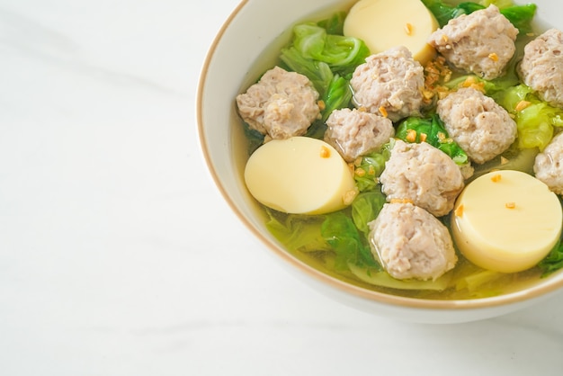 Sopa Limpa Caseira com Tigela de Tofu e Porco Picado