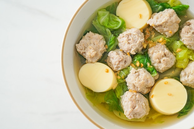 Sopa limpa caseira com tigela de tofu e porco picado