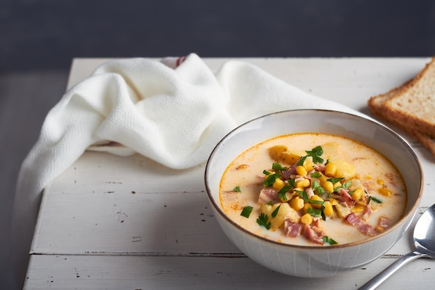 Sopa de maíz cremosa con maíz, apio, cebolla, tocino, crema, leche