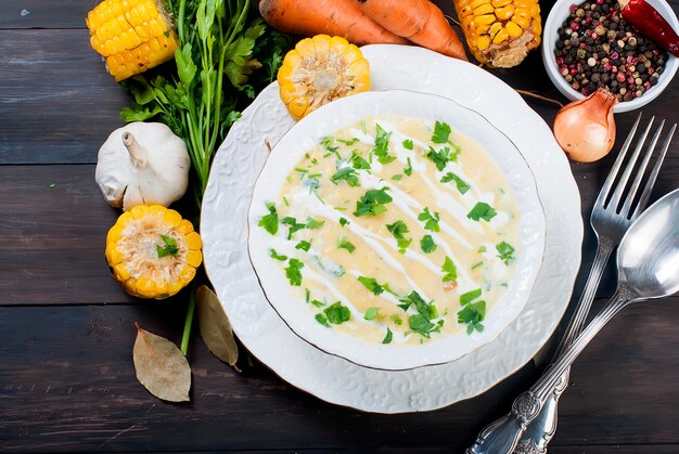 Sopa De Maíz En Una Placa De Cerámica E Ingredientes