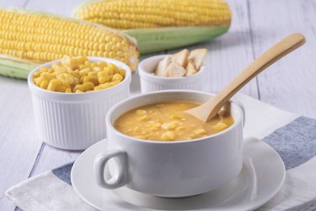 Sopa de maíz en un tazón. Sopa de maíz en un tazón blanco