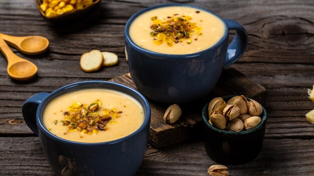 Sopa de maíz tradicional en un bol