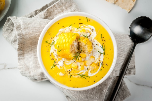 Sopa de maíz tradicional de otoño en un tazón