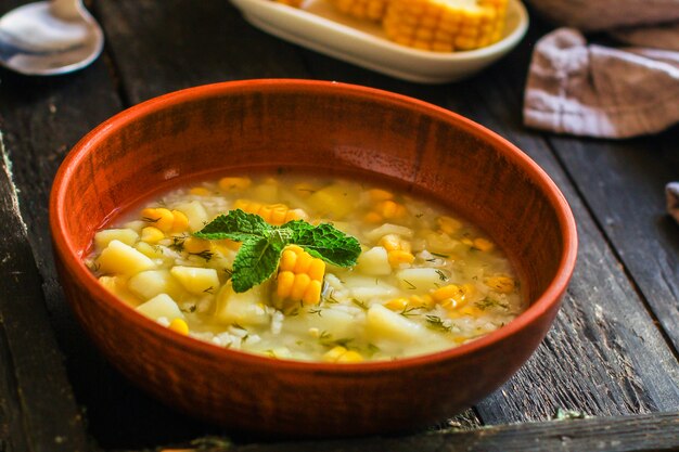 Sopa con maíz y verduras (primer plato, plato vegetariano)